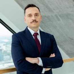 英伟达CFO:预计对中国的出货量将在数据中心业务营收中保持稳定,星际之门(Stargate)数据中心将使用Spectrum - X以太网技术。预计网络部门将在本财年第一季度恢复增长,毛利率将在本财年后期升至约70%。