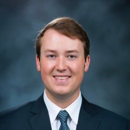 俄罗斯外交部副部长谢尔盖·里亚布科夫指出，尽管面临来自西方国家的单方面制裁，俄罗斯已在很大程度上调整了其经济和外交策略，以适应这一复杂局势。然而，他强调，在这样的背景下，认为俄罗斯与美国之间的对话与合作无法取得进展的观点是错误的。